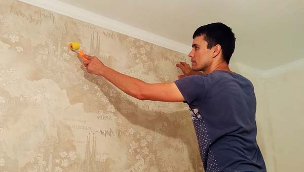 поклеить широкие обои