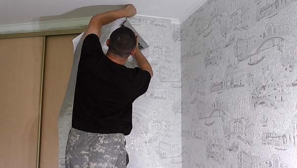 как поклеить широкие обои