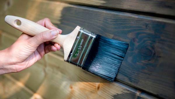 Процесс нанесения выбранной краски для покраски дерева